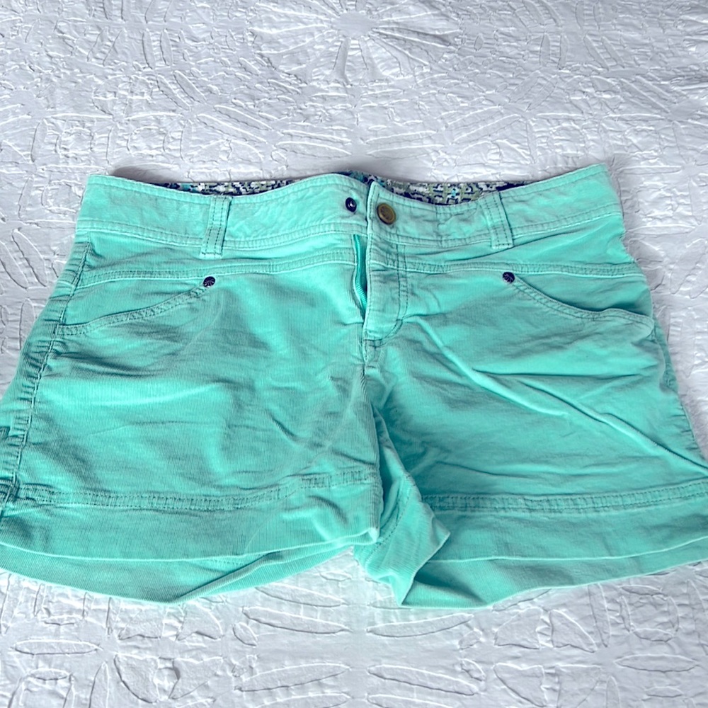 Athleta light corduroy shorts, size 6